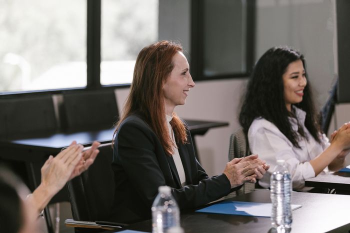 Profesionales del Derecho en una audiencia