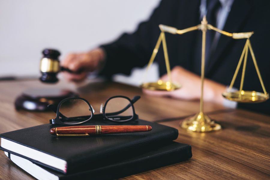 Balanza de la justicia sobre un escritorio